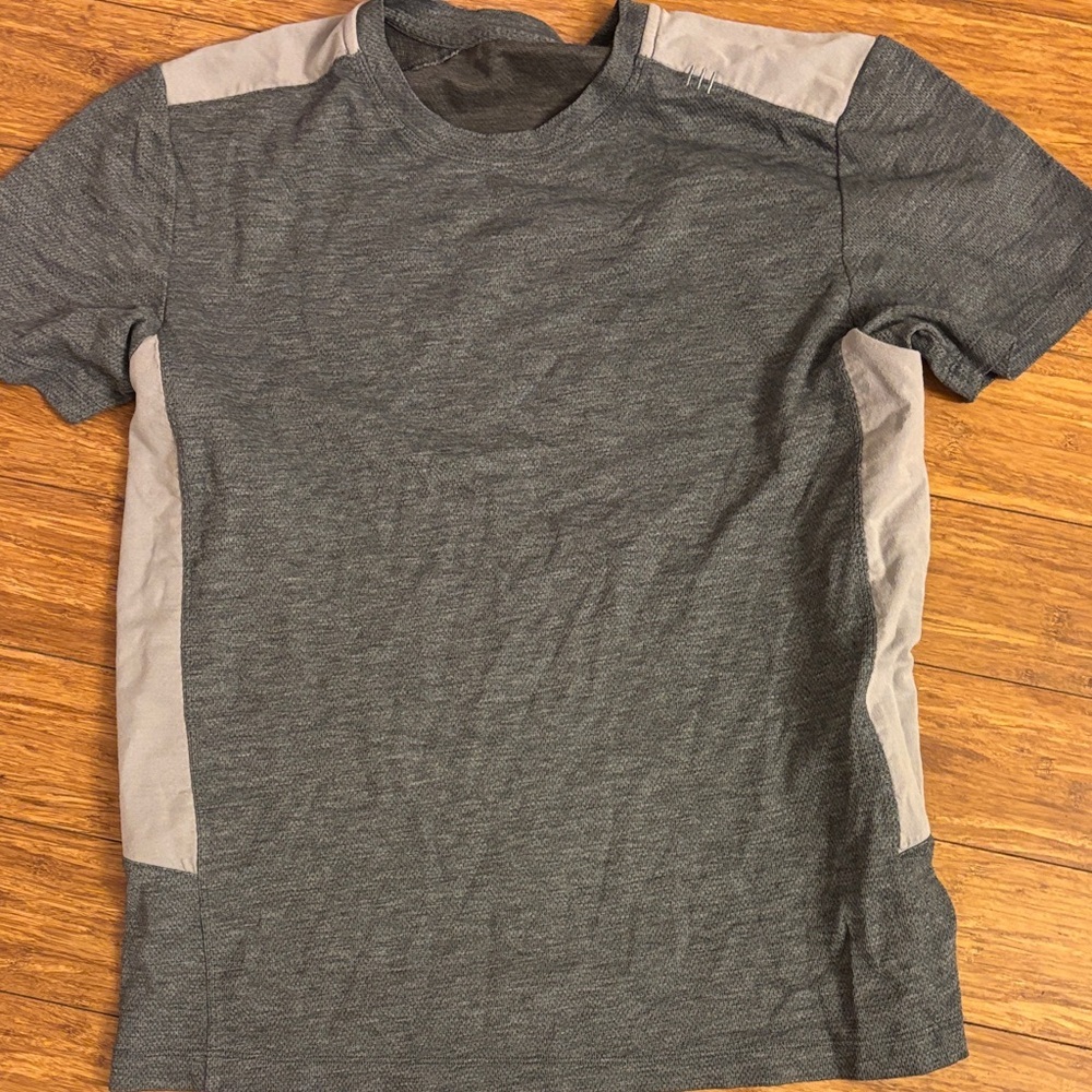 Lululemon Gray tan Men's performance Shirt size medium missing tag